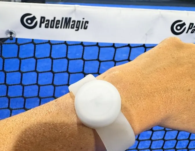 Magic Button inalámbrico en la muñeca de un jugador